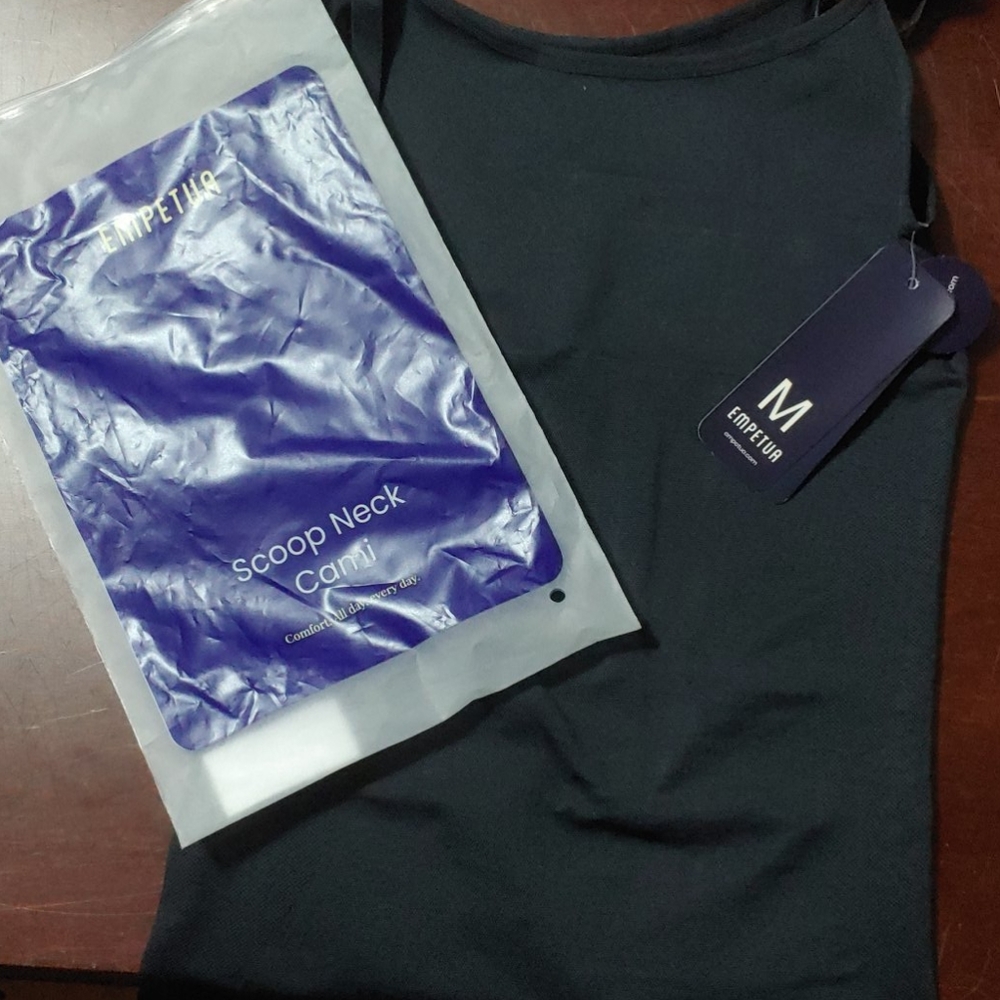 Shapermint scoop neck cami bnwt black size med/6.